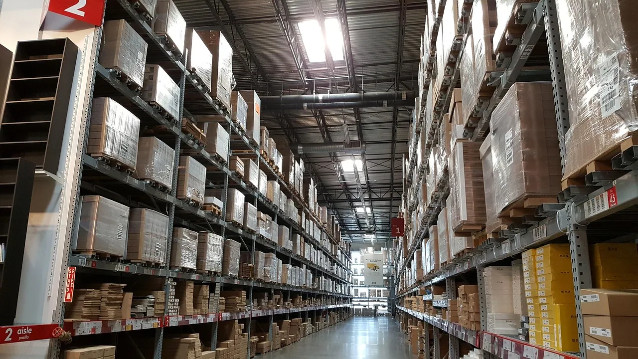 Lapasar's B2B procurement marketplace — aisles of wholesale goods across a national distribution network
